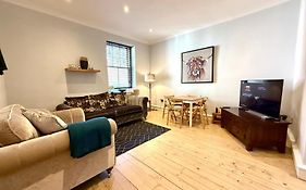 Stunning 2 Bed Apt Nr The Royal Mile & The Castle
